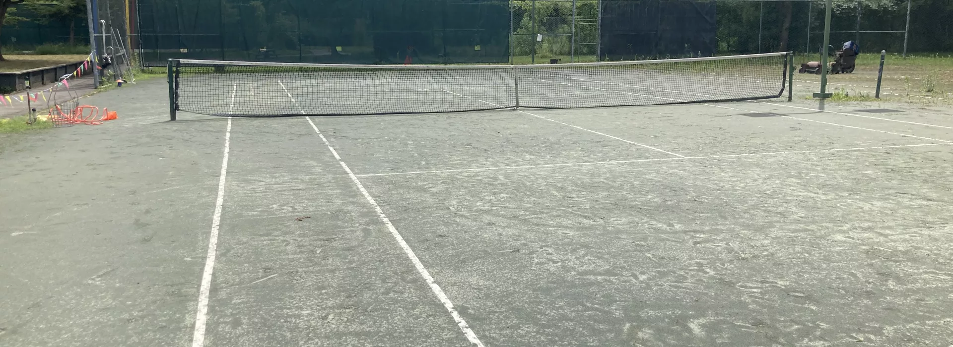 An outdoor tennis court